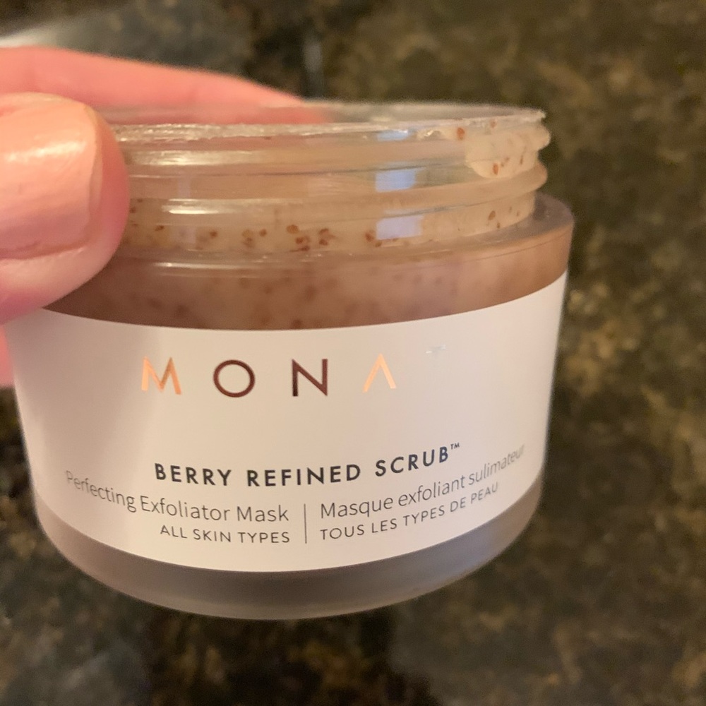 Monat berry refined scrub